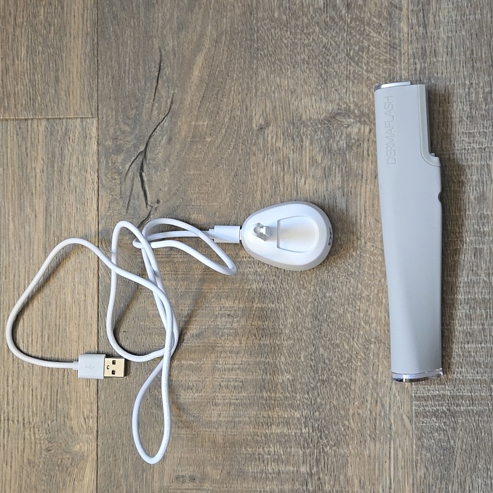 Dermaflash Exfoliating Device in Gray - Picture 2 of 3
